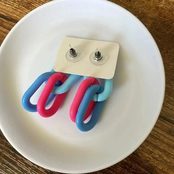 ❤️ NEW 2/$20 or 3/$25 Lightweight Acrylic Chainlink Earrings Blue and Hot Pink - Picture 4 of 4